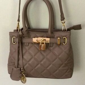 Badgley Mischka Elegant Quilted Handbag with Gold Accents. Gorgeous Beige Color